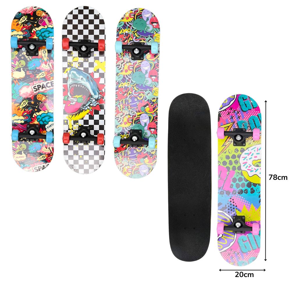 A - SKATE SEMI PROFISSIONAL 79X20CM COM ESTAMPAS VARIADAS, RODAS EM PVC